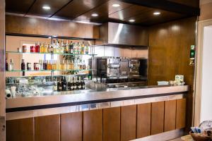 une cuisine avec un comptoir et un bar dans l'établissement Hotel Ostello Settecolli Sport, à Filottrano