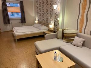 ein Wohnzimmer mit 2 Sofas und einem Tisch in der Unterkunft Hotel zur Loreley in Sankt Goar