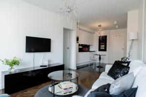 a living room with a white couch and a table at Luxury apartment in the Old town Warsaw in Warsaw +8 photos