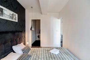 ワルシャワにあるLuxury apartment in the Old town Warsawの黒い壁のベッドルーム1室(ベッド1台付)