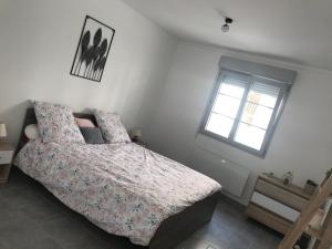 a bedroom with a bed and a window at Appartement Dulac in Seurre