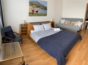 1 dormitorio con 1 cama, 1 sofá y 1 silla en BL City View Luxury Apartment, en Banská Bystrica