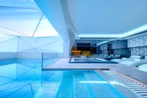einen Pool in einem Gebäude mit Glaswänden in der Unterkunft Damianii Luxury Boutique Hotel & Spa in Omiš