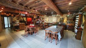 מסעדה או מקום אחר לאכול בו ב-Le Clos Goëlle