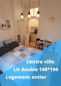 1 dormitorio con 1 cama y 1 dormitorio con mesa en Le Galope, Appartement centre Compiègne, en Compiègne