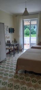 um quarto com uma cama e vista para um pátio em Residence Villa Olivia em Ischia