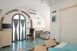 salon z kanapą i krzesłem w pokoju w obiekcie Hotel La Ninfa w Amalfi