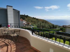 a balcony with a table and a view of the ocean at La Terrazza degli Dei in Buonvicino