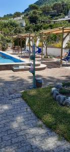 um parque com parque infantil com escorrega e piscina em Residence Villa Olivia em Ischia