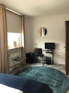 una camera con letto e scrivania con computer di bensons hotel ad Aquisgrana