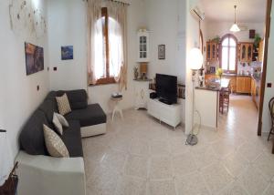 a living room with a couch and a kitchen at Villa le Arcate in Furore