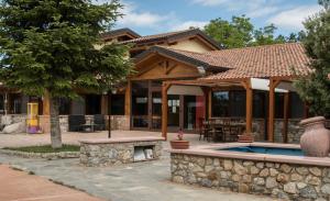 uma casa com um pátio e uma piscina em Agriturismo BioSila em Acri