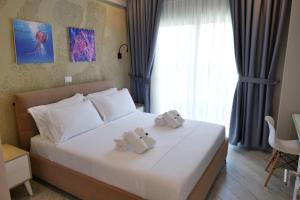 Postel nebo postele na pokoji v ubytování Blue Water Hotel Ksamil