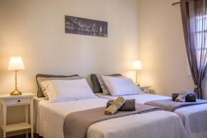 dwa łóżka ustawione obok siebie w pokoju w obiekcie Villa Veneto Luxury holidays w mieście Melíssia +15 zdjęć