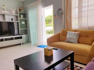 TV a/nebo společenská místnost v ubytování Little home poolvilla