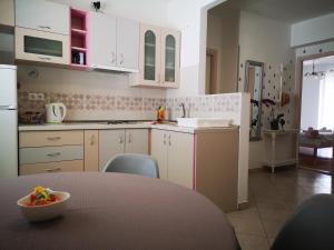 Kuchnia lub aneks kuchenny w obiekcie Apartments Prosperina Hvar