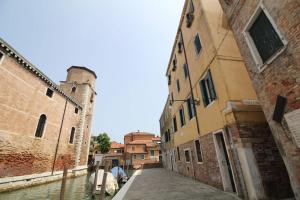 alejka w mieście z budynkami i wodą w obiekcie Veneziacentopercento Picenin Apartment w Wenecji