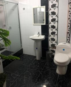 uma casa de banho com um WC e um lavatório em B&B Cusing Wasi em Lima