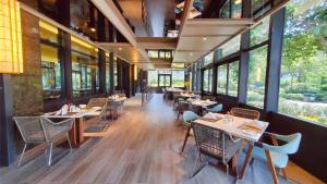 德清皇冠假日酒店(北湖东街店)餐厅或其他用餐的地方