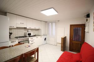 Kuchyňa alebo kuchynka v ubytovaní Veneziacentopercento Picenin Apartment