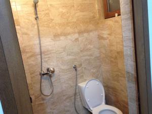 La salle de bains est pourvue d'une douche et de toilettes. dans l'établissement Роден Край Homeland, à Sopot