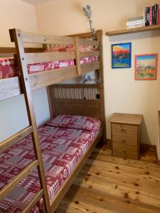 een slaapkamer met 2 stapelbedden en een tafel bij Monte Emilius Alloggio ad uso turistico VDA SAINT CHRISTOPHE n 0002 in Saint-Christophe