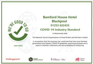 ブラックプールにあるBamford House Hotelの中央に緑の矢印が付いた良い宿のブラックプールのチラシ