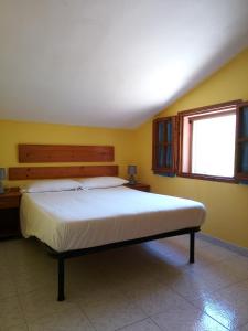 キアにあるChia Zeffiroの黄色い部屋のベッドルーム1室(大型ベッド1台付)