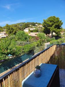 een blauwe tafel op een balkon met uitzicht bij Studio accès direct à la plage in La Londe-les-Maures