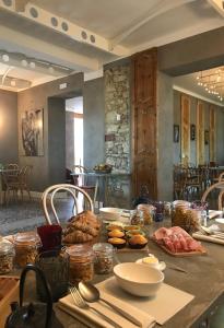 stół z jedzeniem na górze w obiekcie Capriccio Art Hotel w mieście Serravalle Scrivia