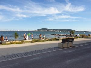 a group of people on the beach near the water at Studio Balaruc les Bains, vue sur l'étang de Thau classement 2 étoiles in Balaruc-les-Bains