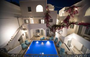 een bovenaanzicht van een huis met een zwembad bij Markakis Studios Fira Town in Fira