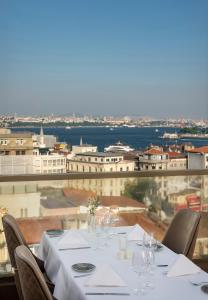 Un restaurant sau alt loc unde se poate mânca la Azzap Hotel Galata