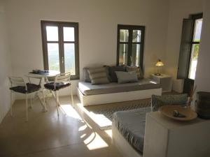 sala de estar con sofá y mesa en Villa Handras, 2 unità, en Egíali