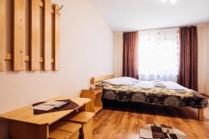 una camera da letto con un letto, un tavolo e una finestra di Iris 2 a Praid