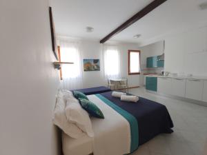 Posteľ alebo postele v izbe v ubytovaní Veneziacentopercento Corderie Apartment
