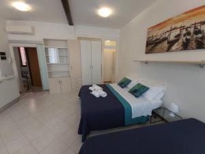 ein Schlafzimmer mit einem Bett mit Handtüchern darauf in der Unterkunft Veneziacentopercento Corderie Apartment in Venedig