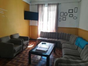 uma sala de estar com dois sofás e uma mesa de centro em Old Évora Guest House em Évora
