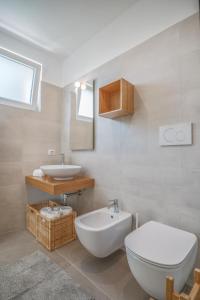 een badkamer met een toilet en een wastafel bij LE CORALLINE in Meta