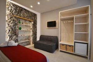 - une chambre avec un lit rouge et une chaise dans l'établissement B&B Donna Marisa, à Pompéi