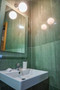 a bathroom with a sink and a mirror at Hotel Casa da Nora in Leiria