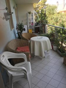 a patio with a table and chairs on a balcony at Casa delle sorprese in Pescara