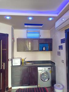 a kitchen with a washing machine and a washer at شاليهات بورتو مطروح فيو بحر Porto Matrouh Sea View Families Only in Marsa Matruh