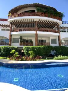 una casa con piscina frente a ella en Luxurious Duplex 2mn beach&5th Av, Pool, Gym en Playa del Carmen