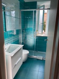 bagno blu con lavandino e doccia di La Casetta di Ludo a Ischia