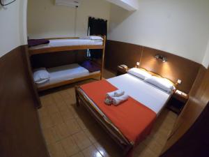 波薩達斯的住宿－Hotel Vanderloo，一间卧室配有两张双层床。