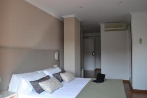 Ένα ή περισσότερα κρεβάτια σε δωμάτιο στο Duerming Villa De Sarria Hotel +12 φωτογραφίες