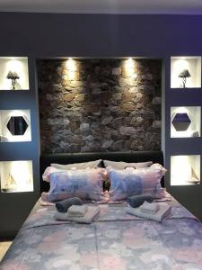 Кровать или кровати в номере Anna - Tsiara paradise studios