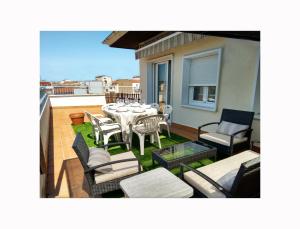 d'une terrasse avec une table et des chaises sur un balcon. dans l'établissement ÁTICO SAN MARCOS, à Salamanque