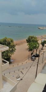 Blick auf den Strand von einem Gebäude in der Unterkunft Posidonio Hotel in Chania